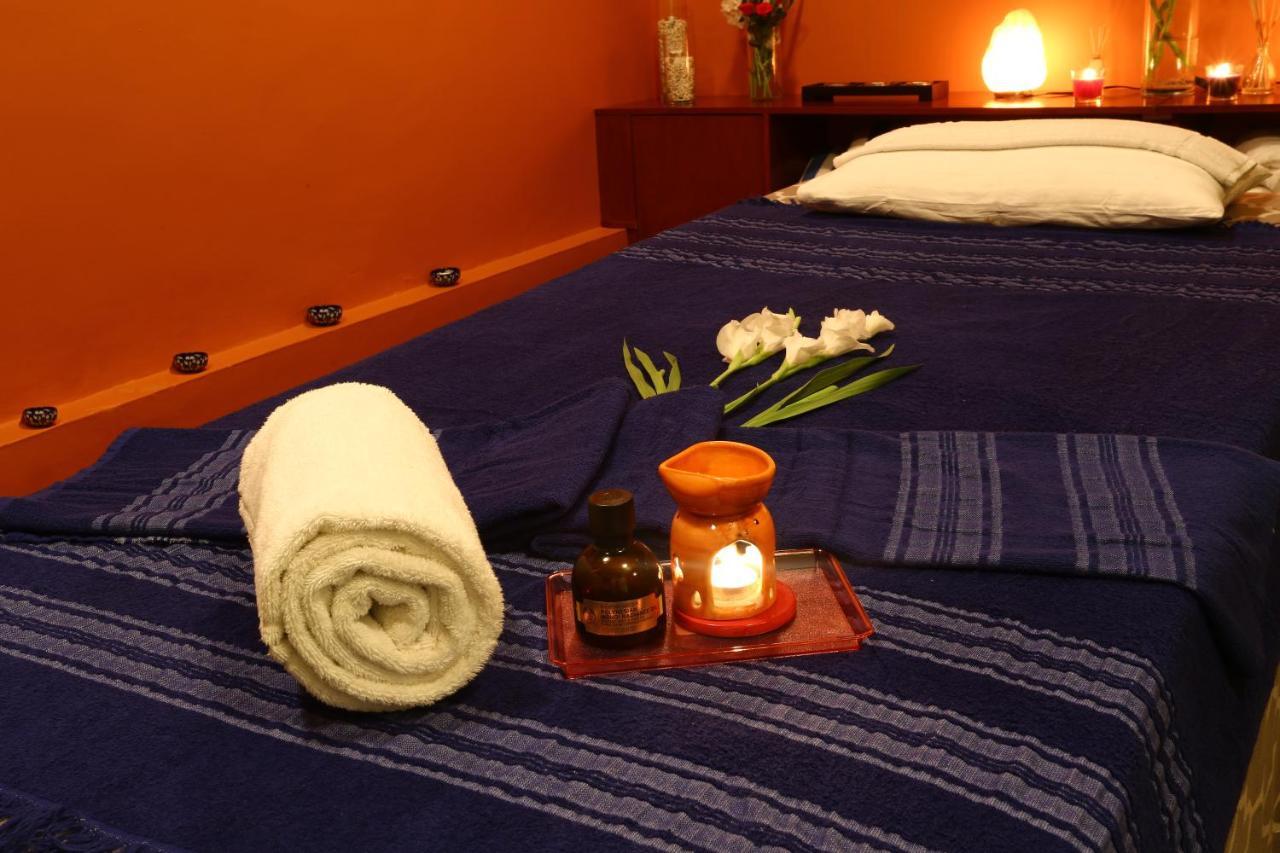 Avari Towers Карачи Экстерьер фото A massage table