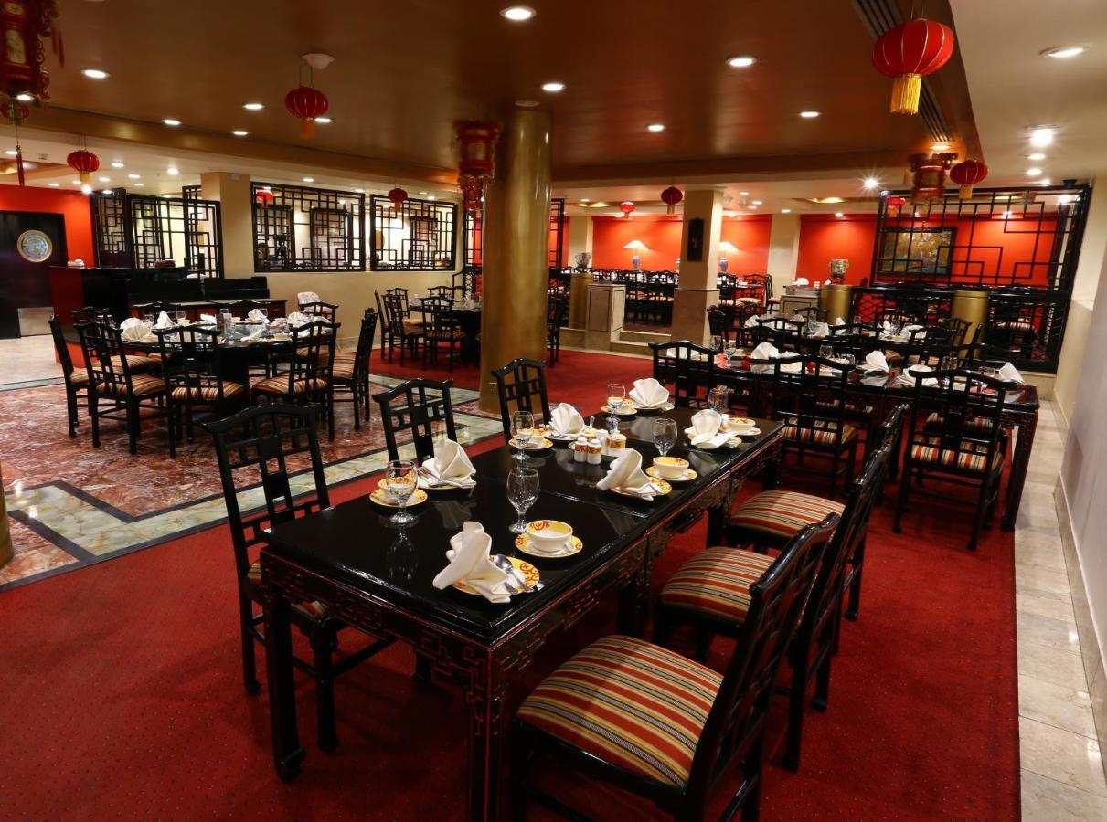 Avari Towers Карачи Экстерьер фото The interior of the restaurant