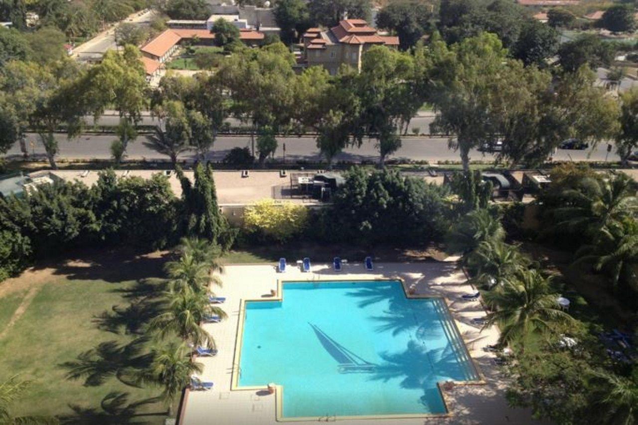 Avari Towers Карачи Экстерьер фото The swimming pool at the hotel