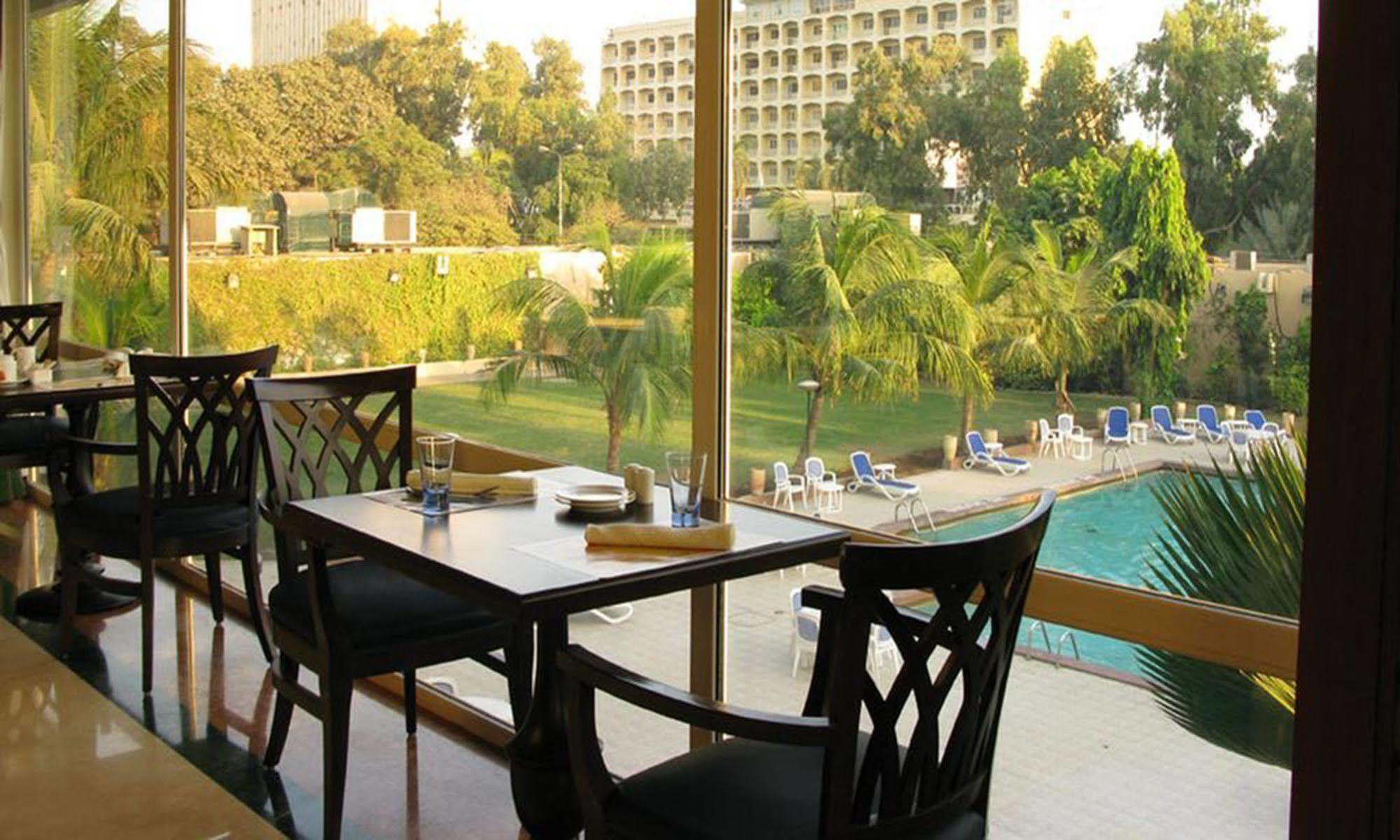 Avari Towers Карачи Экстерьер фото The pool at the Grand Hotel
