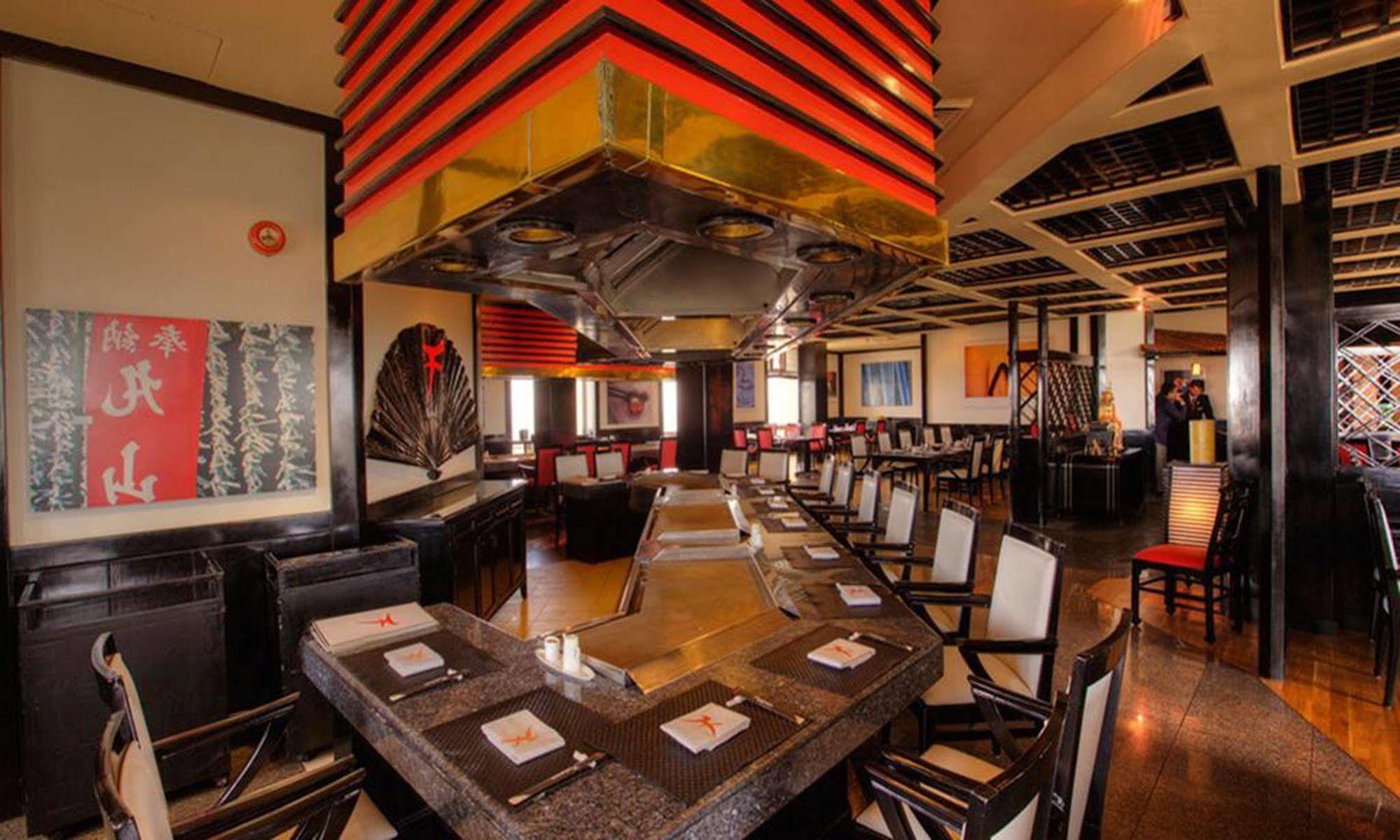 Avari Towers Карачи Экстерьер фото The interior of a typical PF Chang's