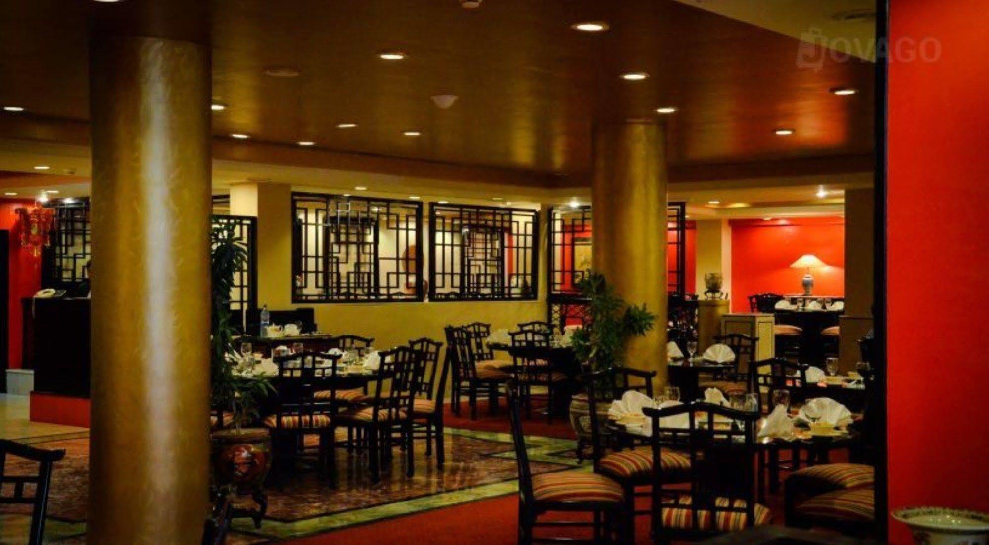 Avari Towers Карачи Экстерьер фото The interior of the restaurant