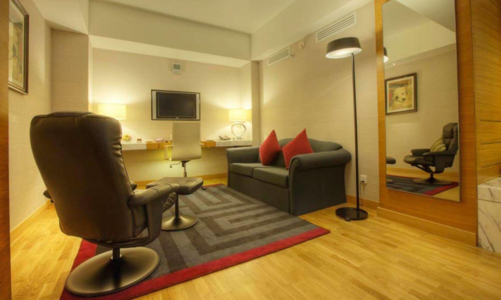 Avari Towers Карачи Экстерьер фото A suite at the hotel